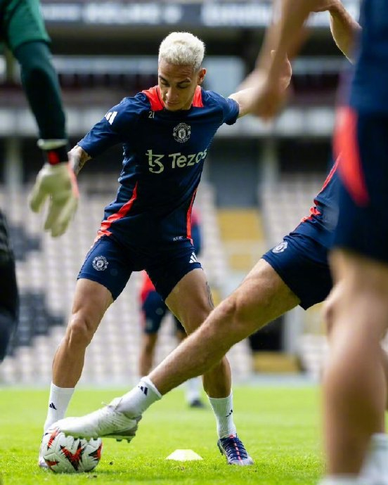 包含阿斯顿维拉遭遇曼联绝杀，积分领先不保的词条