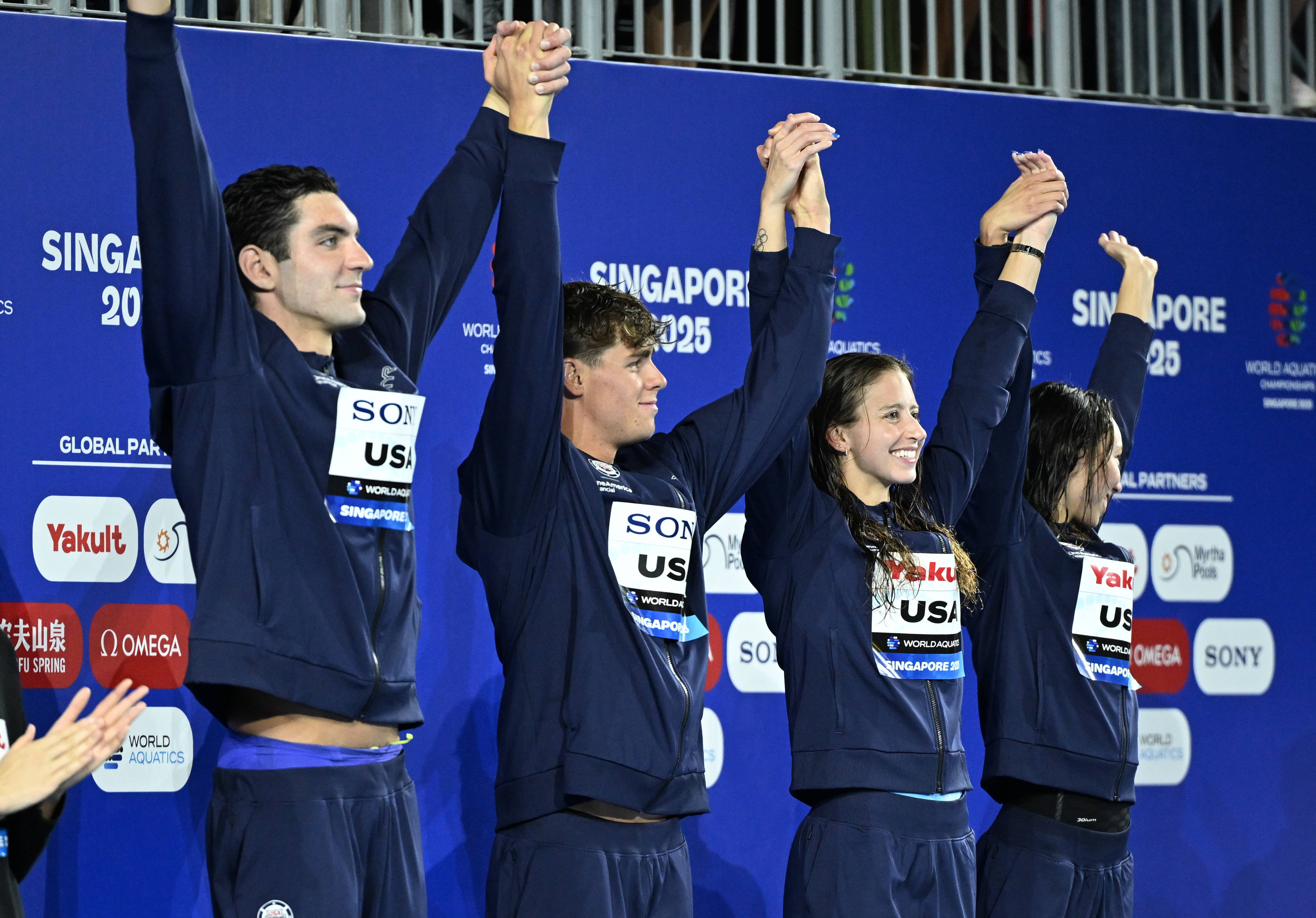 包含游泳女子x米自由泳接力，澳大利亚队拿下冠军的词条